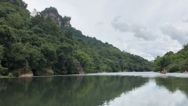 武夷山九曲溪坐竹筏-图片来源编辑网
